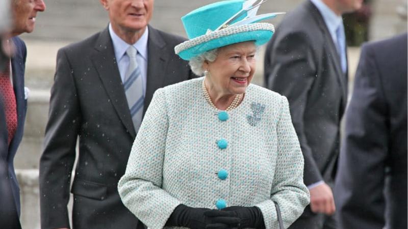 Kraliça sosial şəbəkə hesablarını idarə etmək üçün işçi axtarır - FANTASTİK MAAŞ