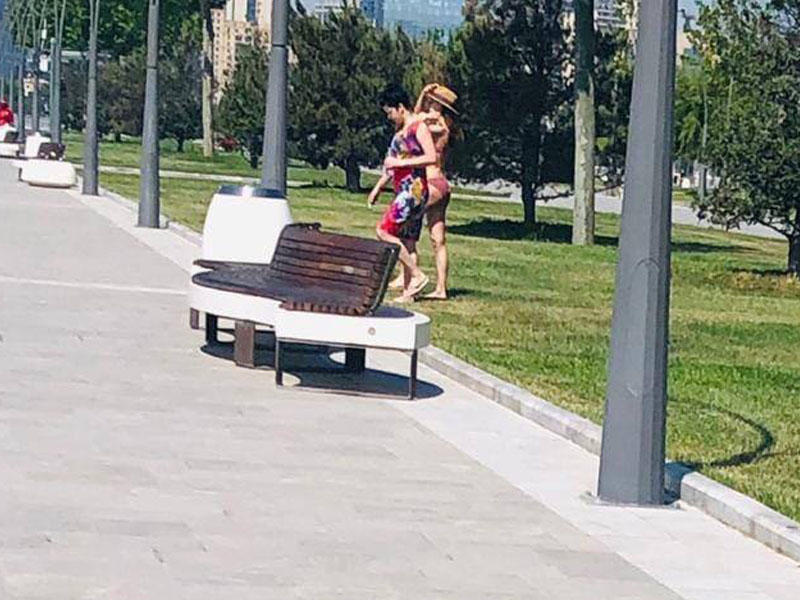 Bakı bulvarında qızlar çılpaq günəşləndi - FOTO