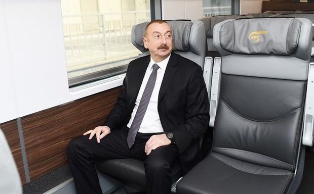İlham Əliyev qatarla Bakıxanov və Keşlə vağzallarına getdi