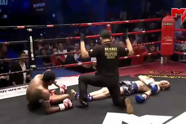 Боксеры одновременно отправили друг друга в нокдаун