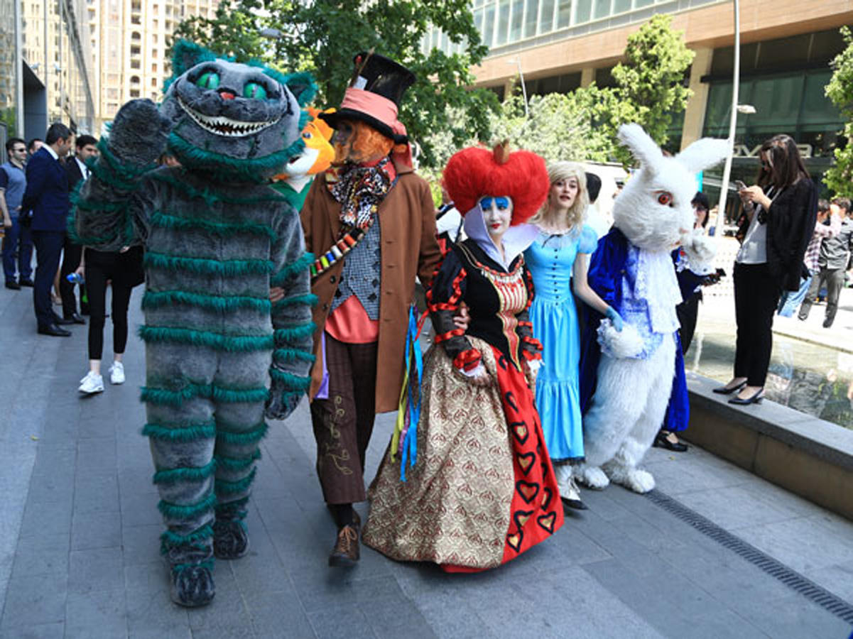 По улицам Баку проходит парад двойников британских героев в честь финала Лиги Европы (ФОТО)