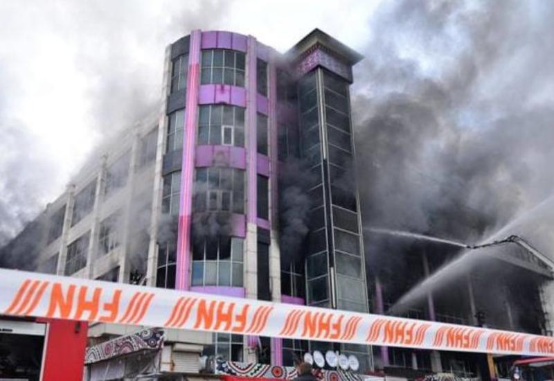 Сильный пожар рядом с ТЦ 