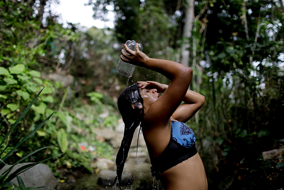 Saçlarını sataraq dolanan qadınlar - Fotolar