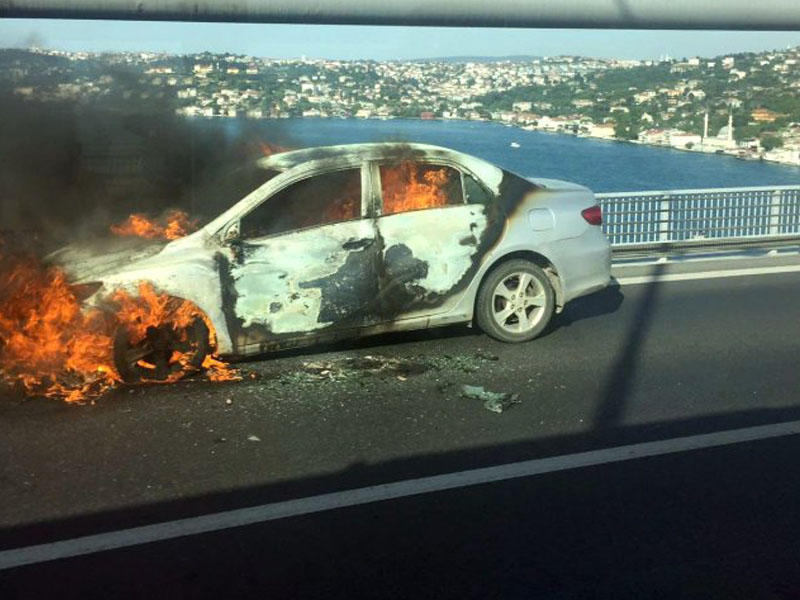 Kişi avtomobilini yandırıb, özünü körpüdən atdı - VİDEO - FOTO