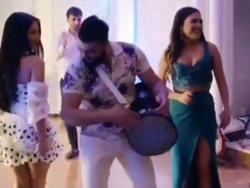 Танец девушек в Баку взбудоражил соцсети - ВИДЕО