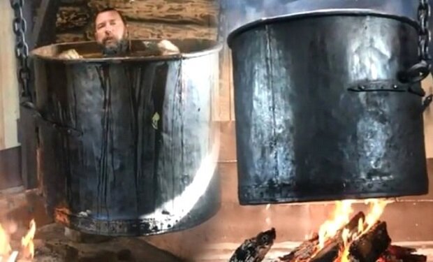 Məşhur iş adamı ocaqda asılan qazana girdi, çimdi — FOTOLAR