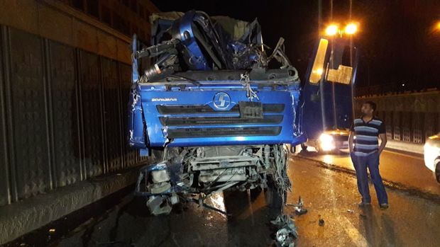 В столичном туннеле столкнулись грузовик и кран – ФОТО