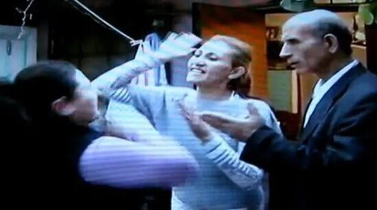 Azərbaycanda kişi 2 arvadını bir evdə saxlamaq istədi, başına oyun gəldi: şok görüntülər - VİDEO