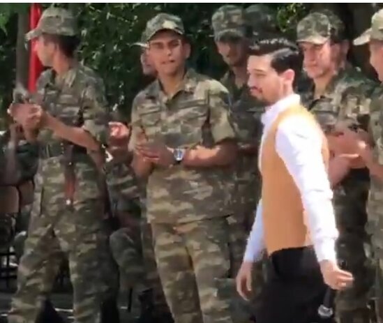 Müğənni əsgərlərin qarşısında biabır oldu - VİDEO