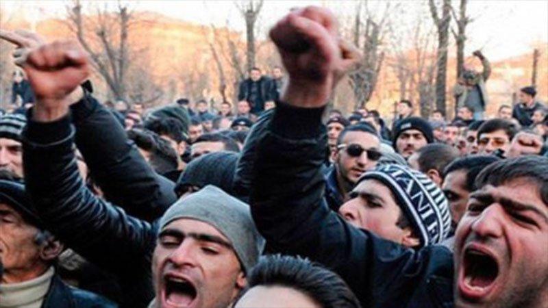 Ermənistan çalxalanır - Əsas meydan bağlandı