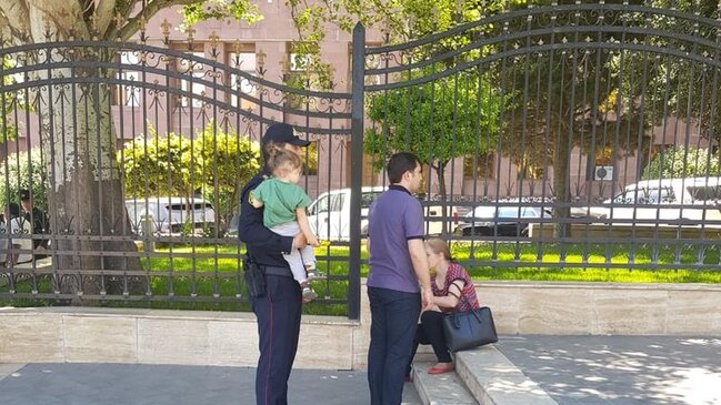 Bakıda polis əməkdaşından İNSANLIQ DƏRSİ - FOTO