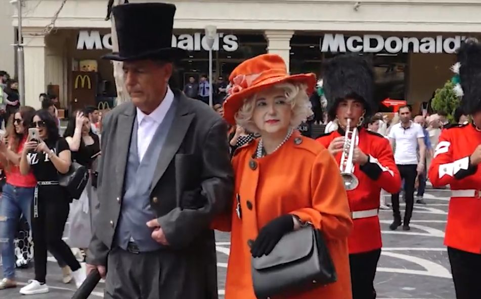 Britaniya kraliçası Bakı küçələrində nə gəzir? - VİDEO