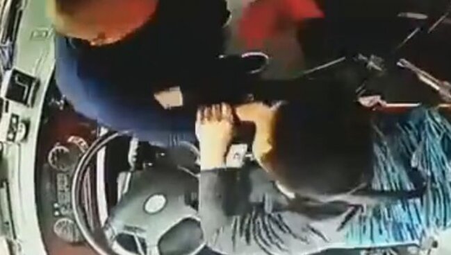 Dayanacağı keçdiyinə görə sərnişin sürücünü döydü - ANBAAN VİDEO