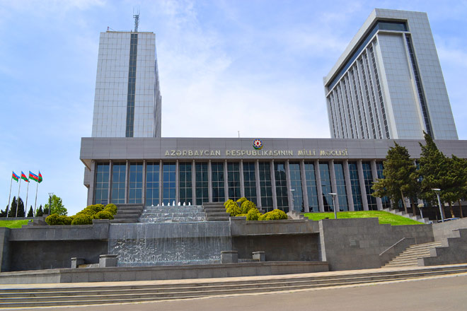 В Баку проходит встреча руководства парламента с членами Объединения молодежи правящей партии «Ени Азербайджан»
