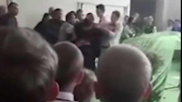 Российский выпускник напал на депутата - ВИДЕО