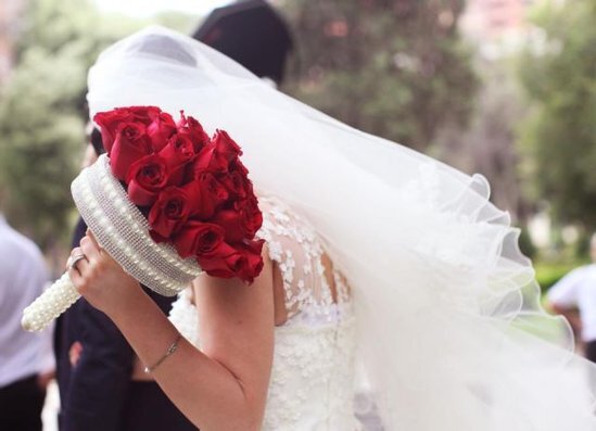 Gəlin maşınında gəlinin etdiyi hərəkət qalmaqal yaratdı - video