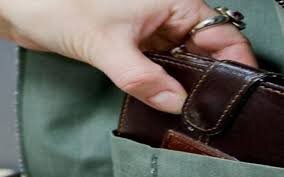 Kişi 10 il əvvəl oğurlanan pulqabını yiyəsinə qaytardı