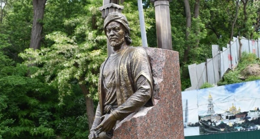 В Киеве установлен памятник Имадеддину Насими