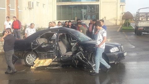 В Гяндже Mercedes врезался в водовоз: есть раненые - ФОТО