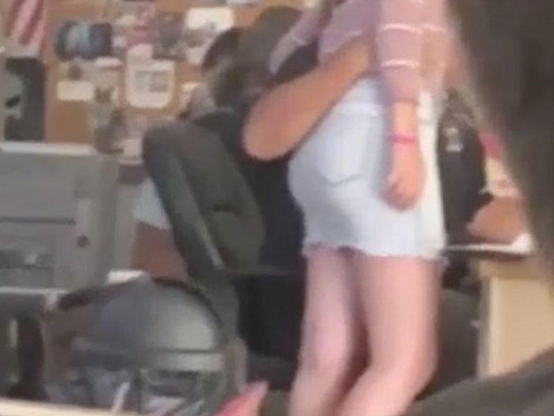 Müəllimin şagirdinə qarşı əxlaqsızlığı gizli kameraya düşdü - VİDEO