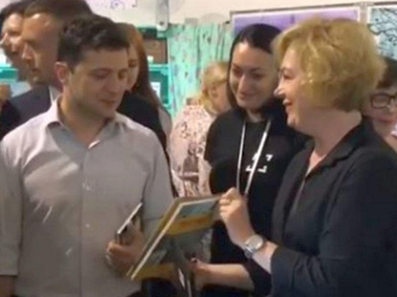 Zelenskiyə uşaq kitabı hədiyyə edildi - “Yeni başlayanlar üçün siyasət” - VİDEO