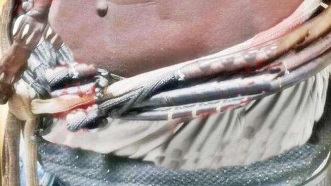 Gənc oğlan ölən ailəsinin bağırsağını görün nə etdi - FOTO