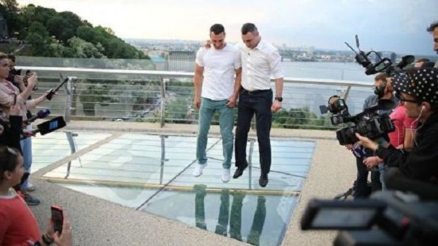 Kiyevdə yeni şüşə körpüsü çat verib – VİDEO