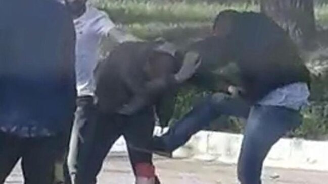 Tələbə qıza sataşan 40 yaşlı kişini küçənin ortasında döydülər - FOTO