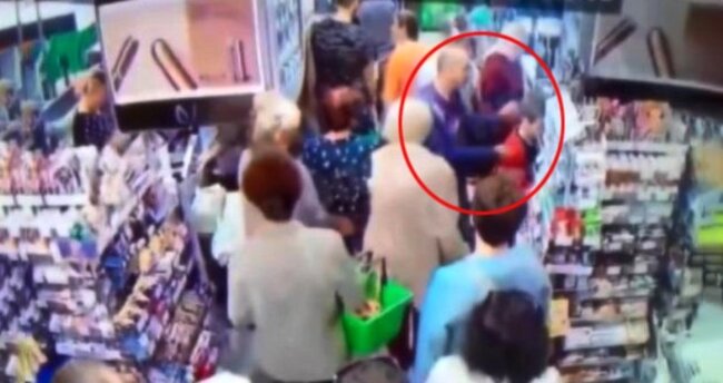 Marketdə dəhşətli anlar: Azyaşlının boynunu qırdı - Video