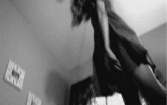 Azərbaycanda daha bir gənc ana özünü öldürdü