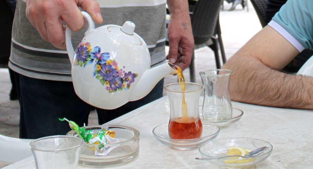 Bakıda müştəri çay evinin pəncərələrini və əşyalarını qırıb