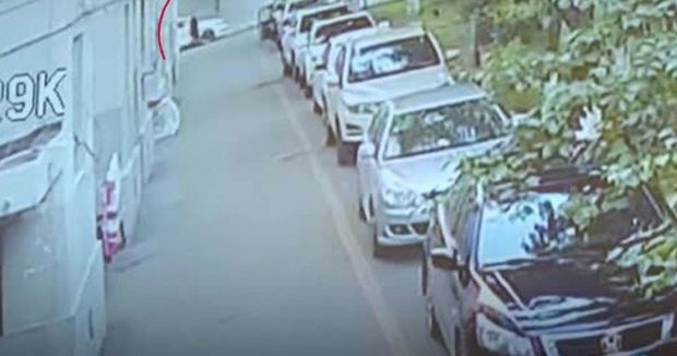 Прохожий поймал упавшего с пятого этажа ребенка - ВИДЕО