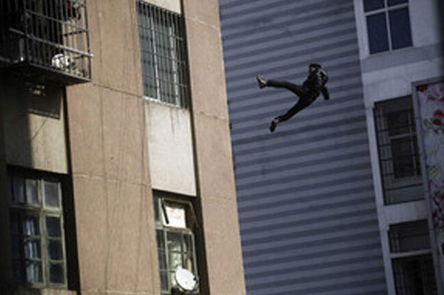 Gödəkçəsini çıxarıb 