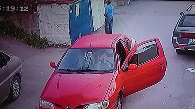 Pəncərədə mahnı dinləyən 19 yaşlı əlil qızı zorladı - VİDEO