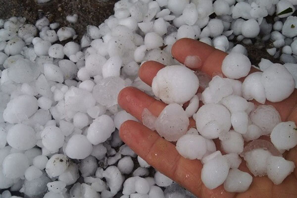 Qaxda diametri 1,4 sm olan dolu düşüb