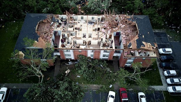Qasırğa ABŞ-da evlərin damlarını qoparıb: ölən və yaralananlar var - VİDEO