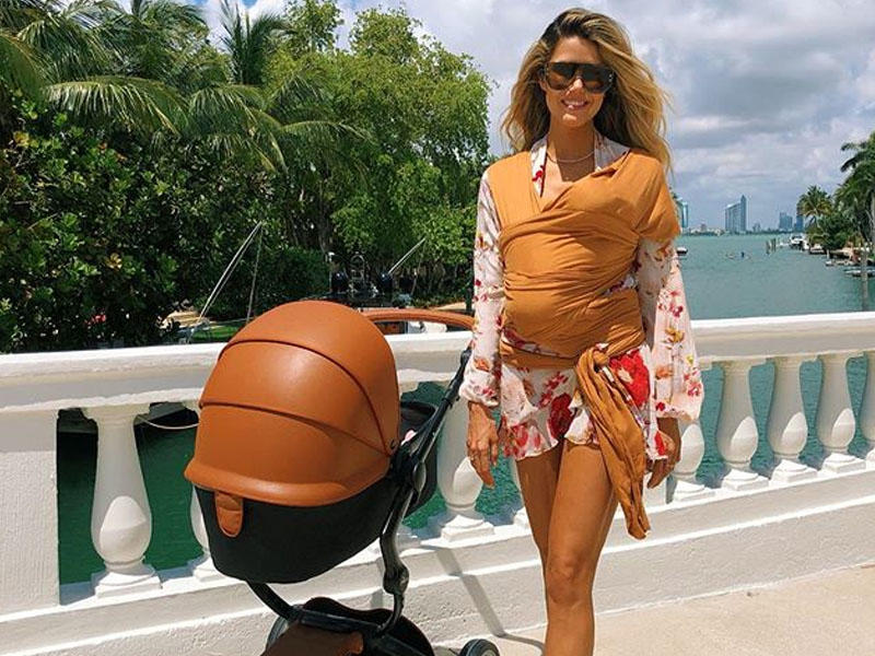 Qızını sinəsinə bağladı, İnstagram-da tənqid olundu - FOTO