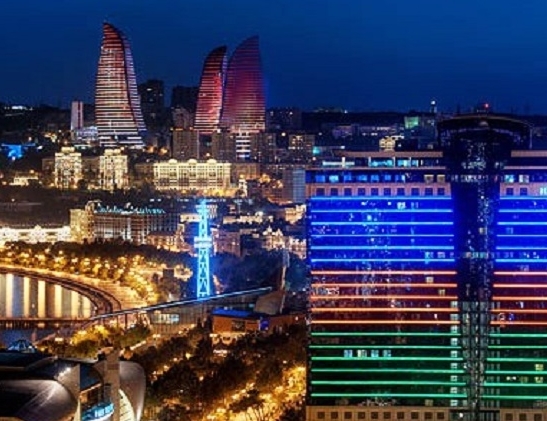 Bakıda insanlar əllərində bayraqla küçələrə çıxıblar – VİDEO