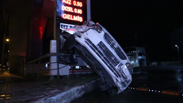 В Баку автомобиль врезался в АЗС – ВИДЕО