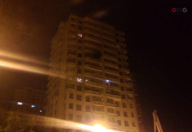 Пожар в многоэтажке в центре Баку - ФОТО