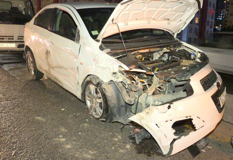 Страшная авария в центре Баку: грузовик сбил легковушку на большой скорости - ФОТО