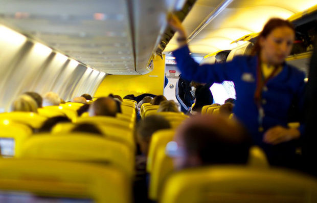 Стюардессы не могли сосчитать пассажиров и задержали рейс