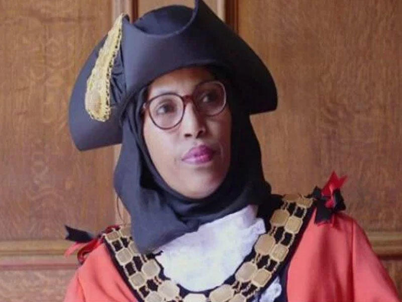 Britaniyada bir ilk - Hicablı qadın mer seçildi