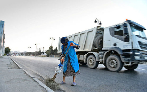 В Баку женщина-дворник перебегала трассу и была сбита