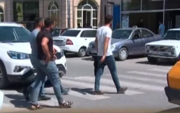 Piyada keçidindən podium kimi istifadə edənlər - VİDEO