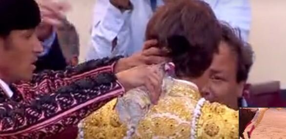 Dəhşətli görüntü! Öküz buynuzunu matadorun bədəninə saldı... - video