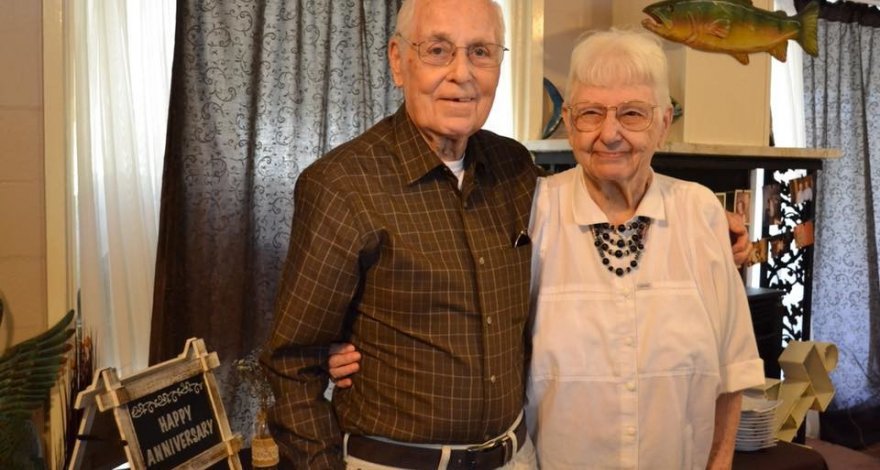 Супруги прожили вместе 62 года и умерли с разницей в 1,5 часа, взявшись за руки – ФОТО