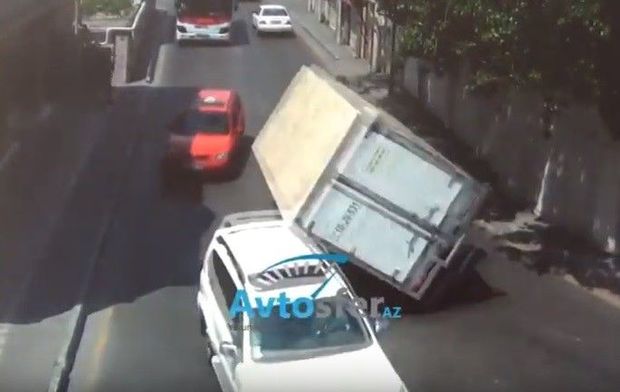 В Баку перевернулся грузовик - ВИДЕО