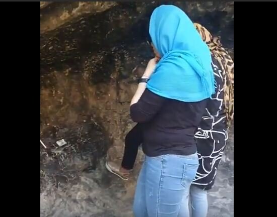 Ziyarətə gedən azərbaycanlı müğənninin qabağına ilan çıxdı - VİDEO