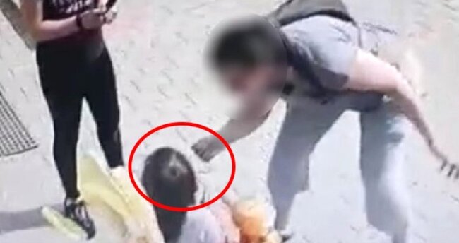 Küçənin ortasında uşağı vəhşicəsinə döydü - Video